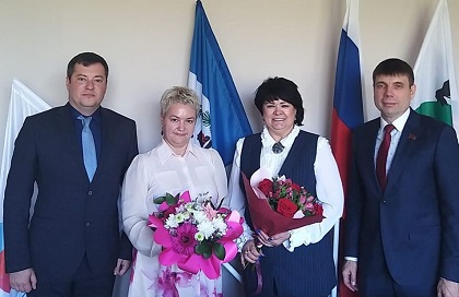 Ольга Носенко вручила почетную грамоту ЗС директору иркутской школы №21 
